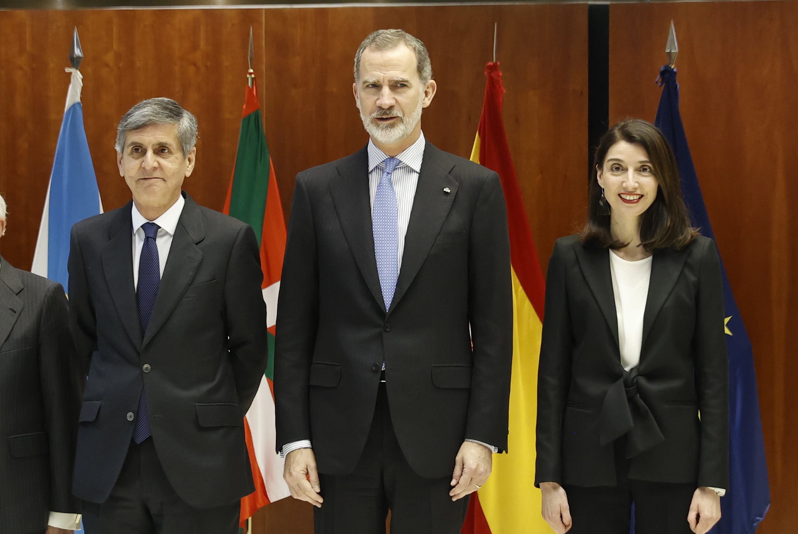 Le roi Felipe avec la ministre de la Justice, Pilar Llop, et le président de la Cour constitutionnelle, Pedro Gonz