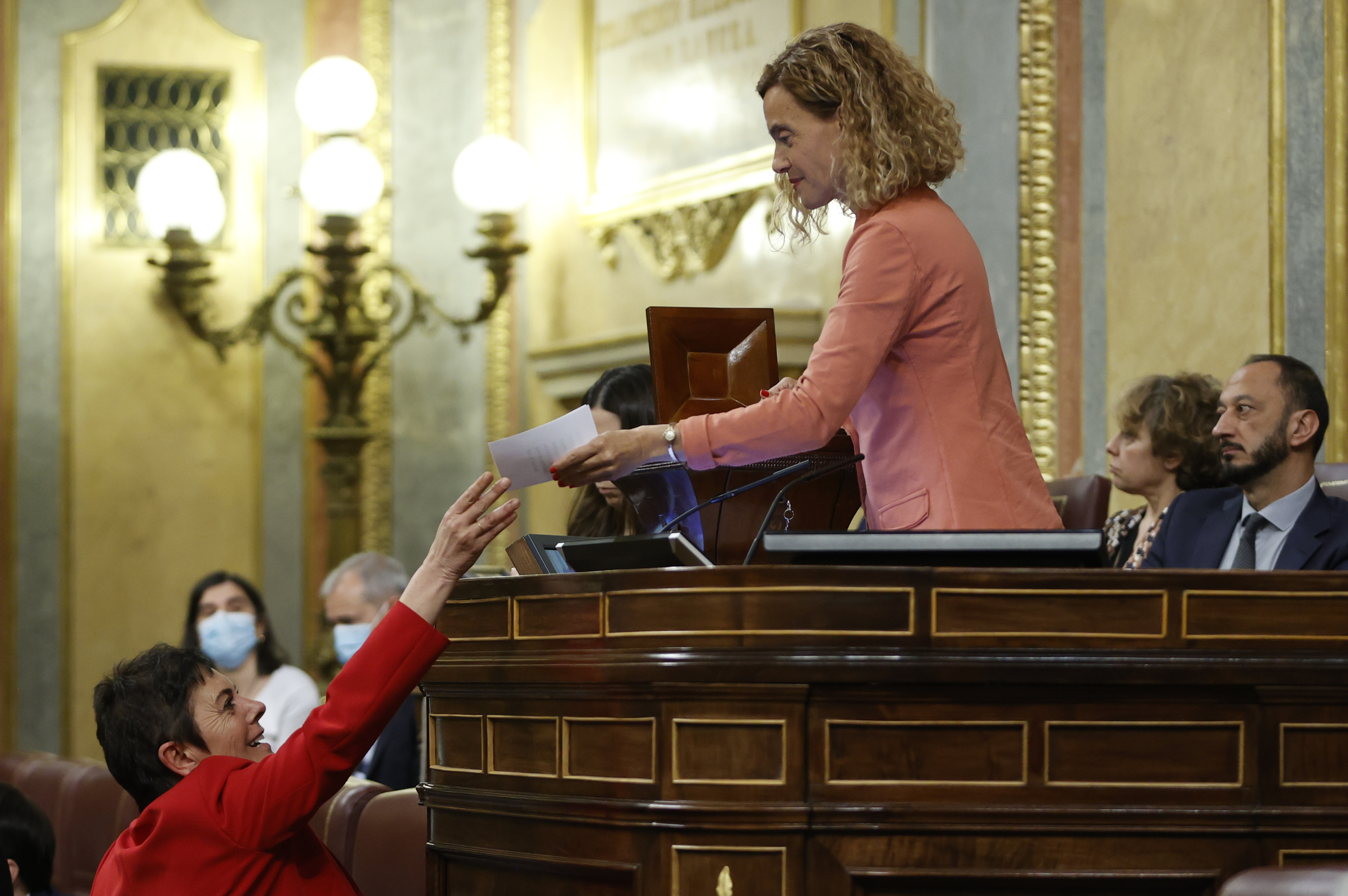 La porte-parole d'EH Bildu, Mertxe Aizpurua, remet son vote au président du Congrès, Meritxell Batet.