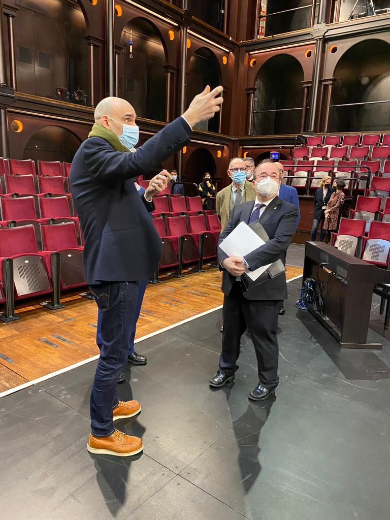 Iceta lors de sa visite au Teatre Lliure