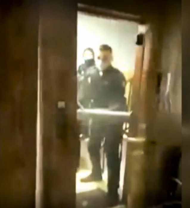 Moment où les agents font irruption dans l'appartement madrilène, en mars 2021.