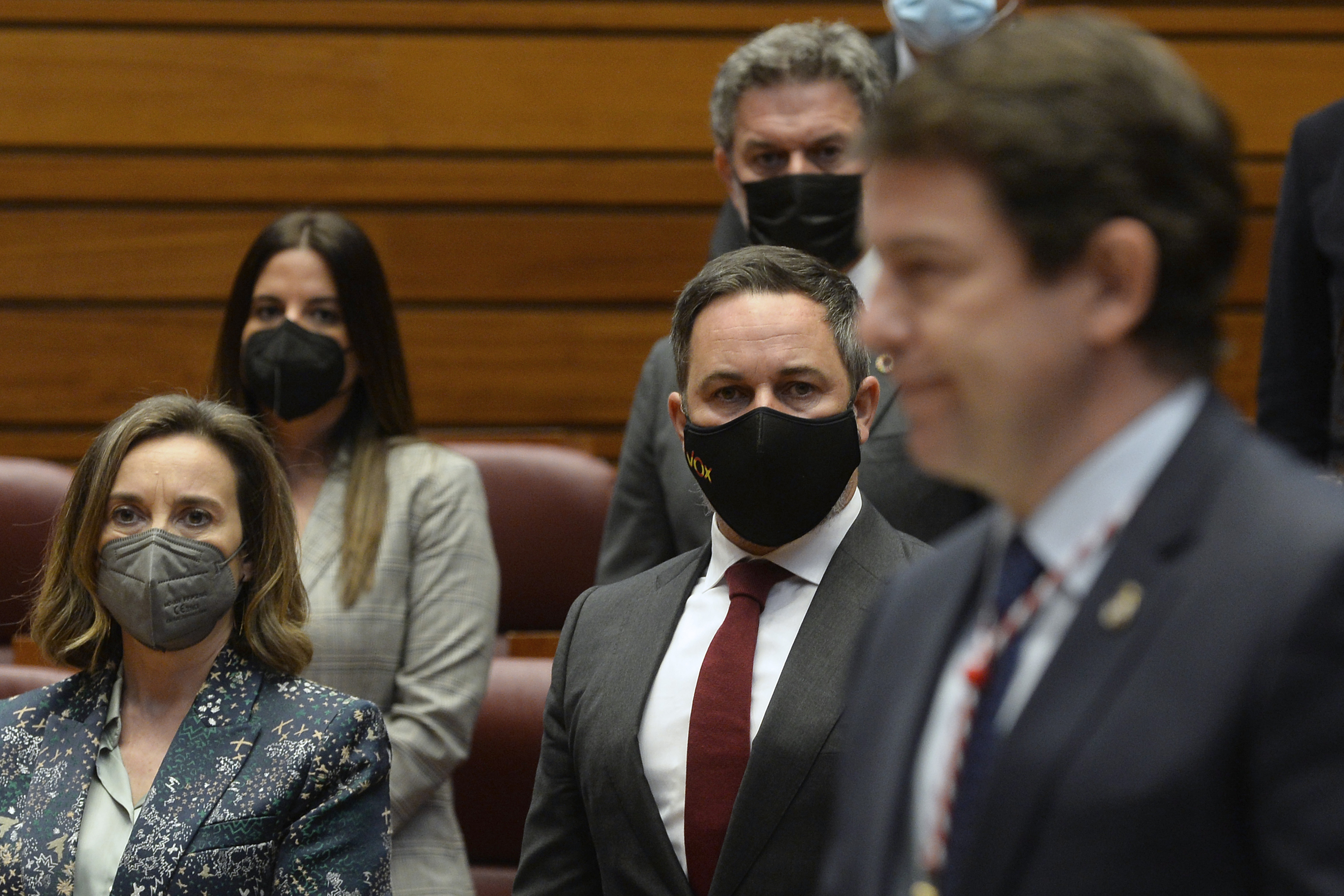 Le président de Vox, Santiago Abascal, et le secrétaire général du PP, Cuca Gamarra, avec Alfonso Fern