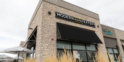 Modern Market Eatery annonce l&rsquo;ouverture de son premier emplacement depuis 2020 et déploie un design de restaurant amélioré
