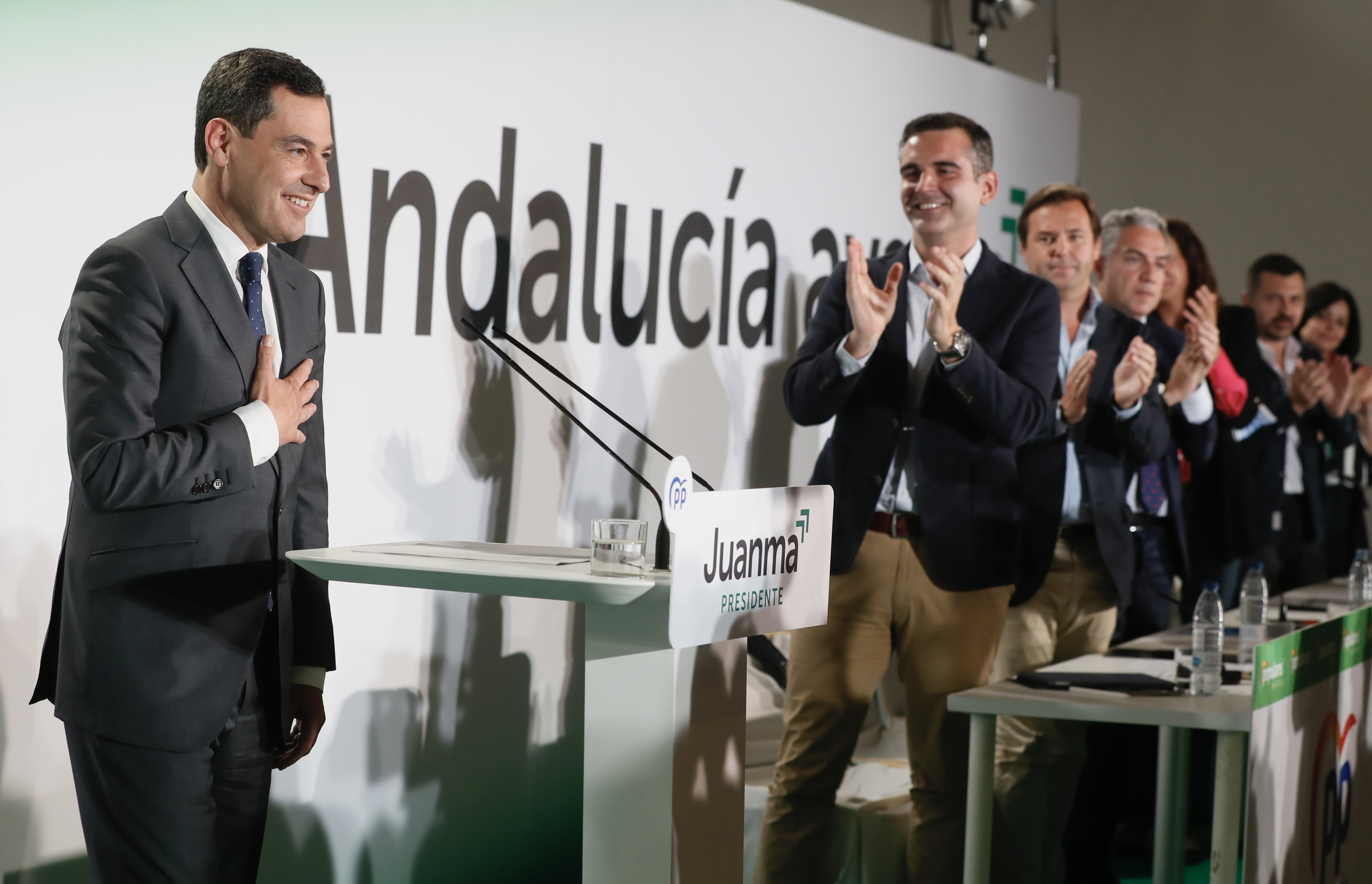 Juanma Moreno reçoit les applaudissements des membres de la direction