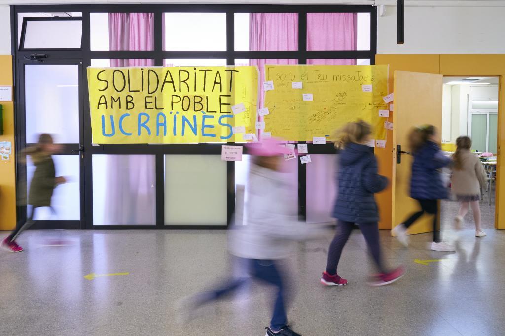 Élèves de l'école Mriya de Barcelone.  Guerre des réfugiés Ukraine Russie
