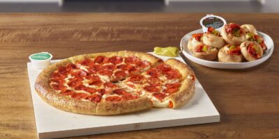 Papa Johns ravit les fans de la garniture de pizza n ° 1 avec une nouvelle pizza épique à croûte farcie au pepperoni