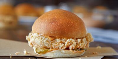 Plus grand, meilleur et plus audacieux : Golden Chick double sur Chicken Sandwich Wars