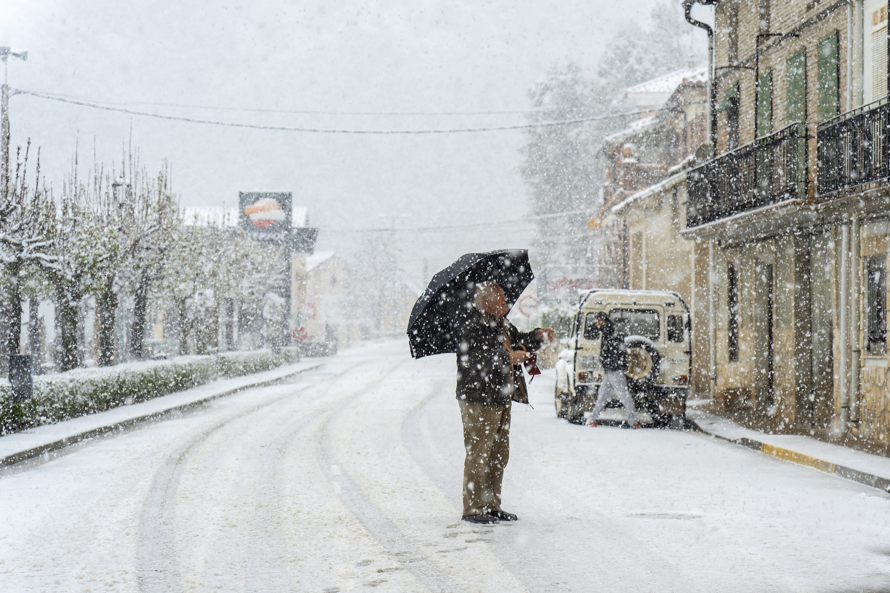 Un homme dans la tempête de cette semaine
