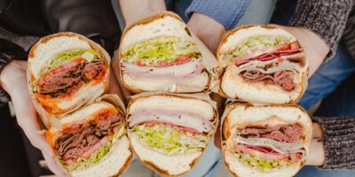 Tous dans la famille : le duo père-fille ouvre Ike&rsquo;s Love & Sandwiches à Denver