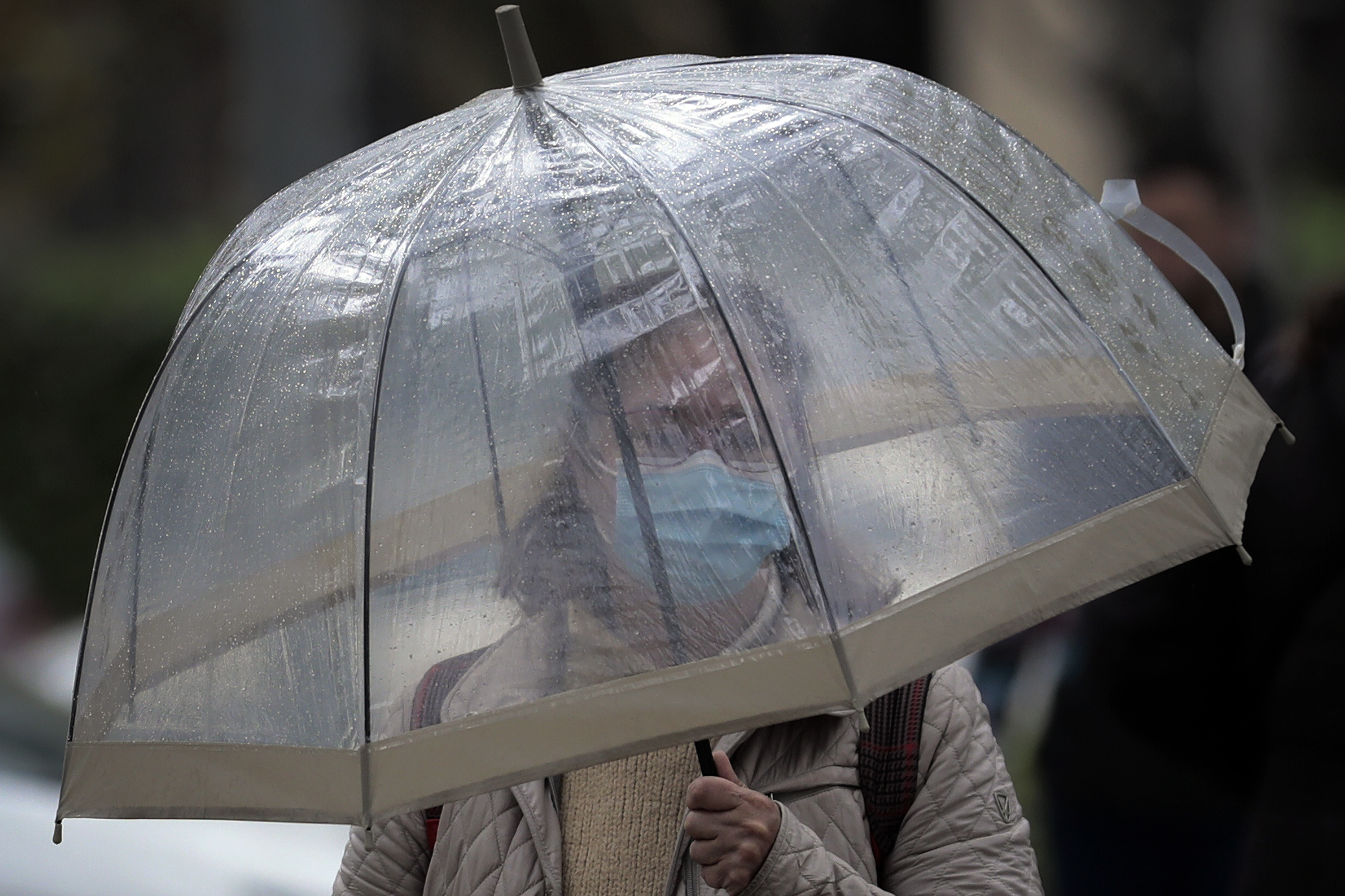 Une femme avec un parapluie dans un d