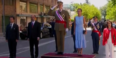 Les rois prennent un bain de masse à Huesca le jour des forces armées après le harcèlement politique pour le voyage de l&rsquo;émérite