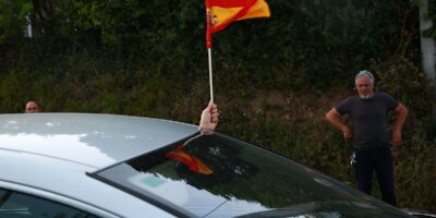 Applaudissements et drapeaux espagnols à l&rsquo;arrivée de Don Juan Carlos à Sanxenxo : « Nous n&rsquo;avons jamais rien vu de tel, l&rsquo;intérêt est énorme »