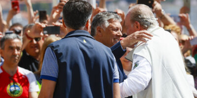 Juan Carlos I réapparaît au Club Nautique de Sanxenxo sous les applaudissements et les cris de « Vive le Roi ! »  et « Vive l&rsquo;Espagne ! »