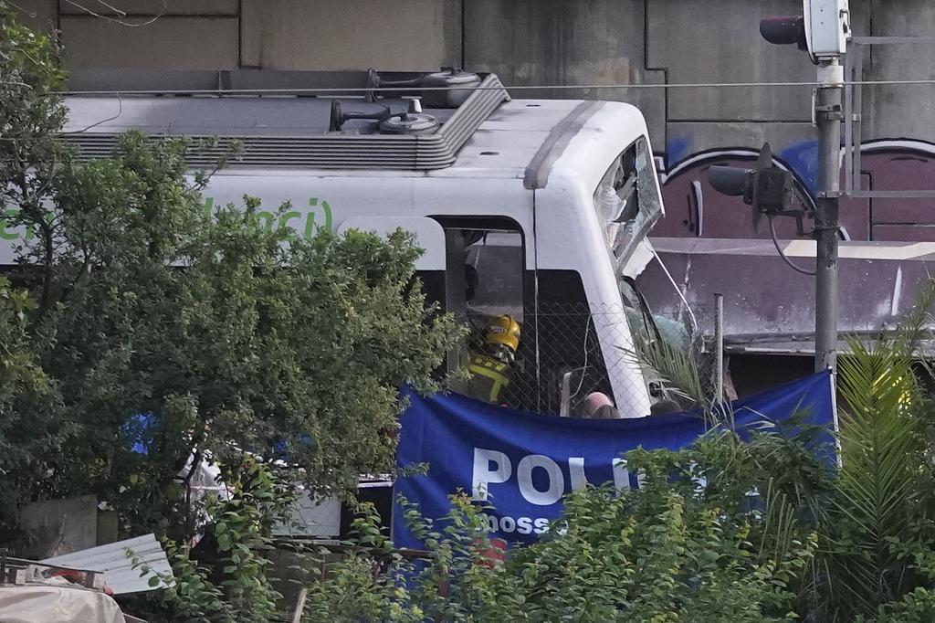 Les services d'urgence sur le train accidenté.
