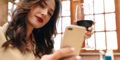 L&rsquo;application gratuite Combivino associe 900 types de vins et plus de 70 types de bières artisanales avec 2 000 recettes