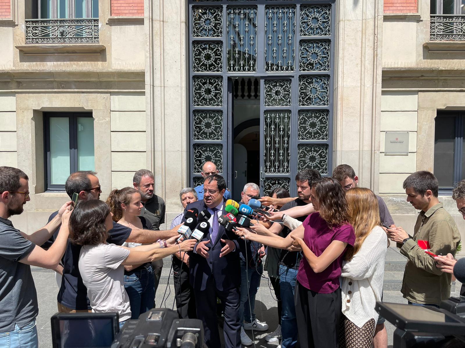 Le ministre de l'Intérieur assiste à la presse devant le siège de l'Intérieur à Barcelone
