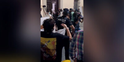 Les maires de Don Benito et Villanueva, escortés par la police après avoir connu les voisins les noms choisis pour la fusion : Concordia del Guadiana ou Mestas del Guadiana