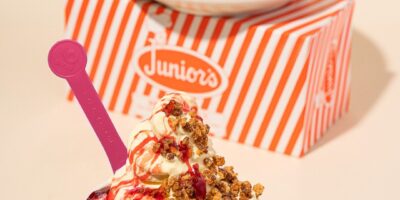 16 Handles s&rsquo;associe à Junior&rsquo;s pour créer la crème glacée au gâteau au fromage la plus fabuleuse au monde