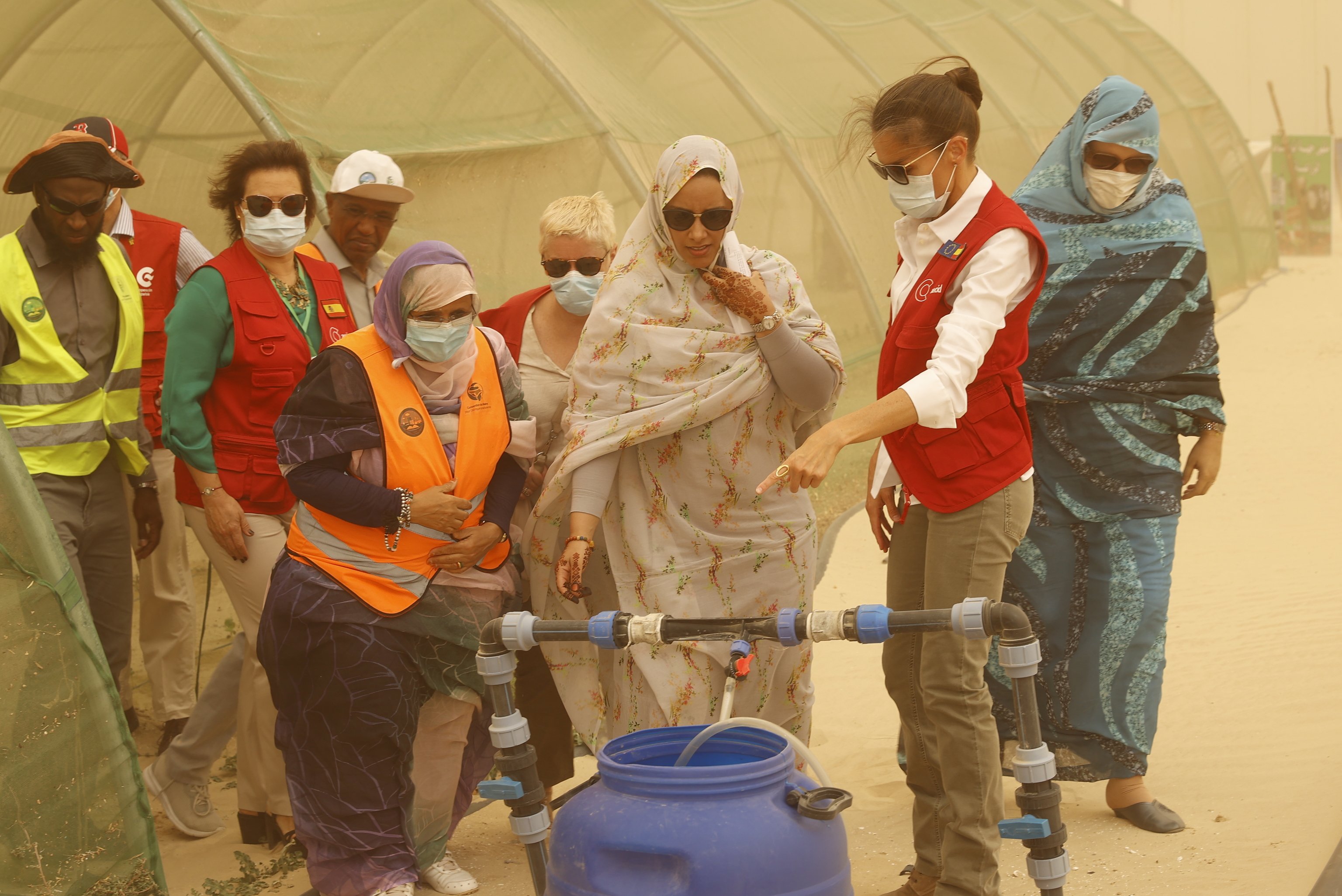 La reine Letizia visite un projet de jardin urbain financé par Cooperaci