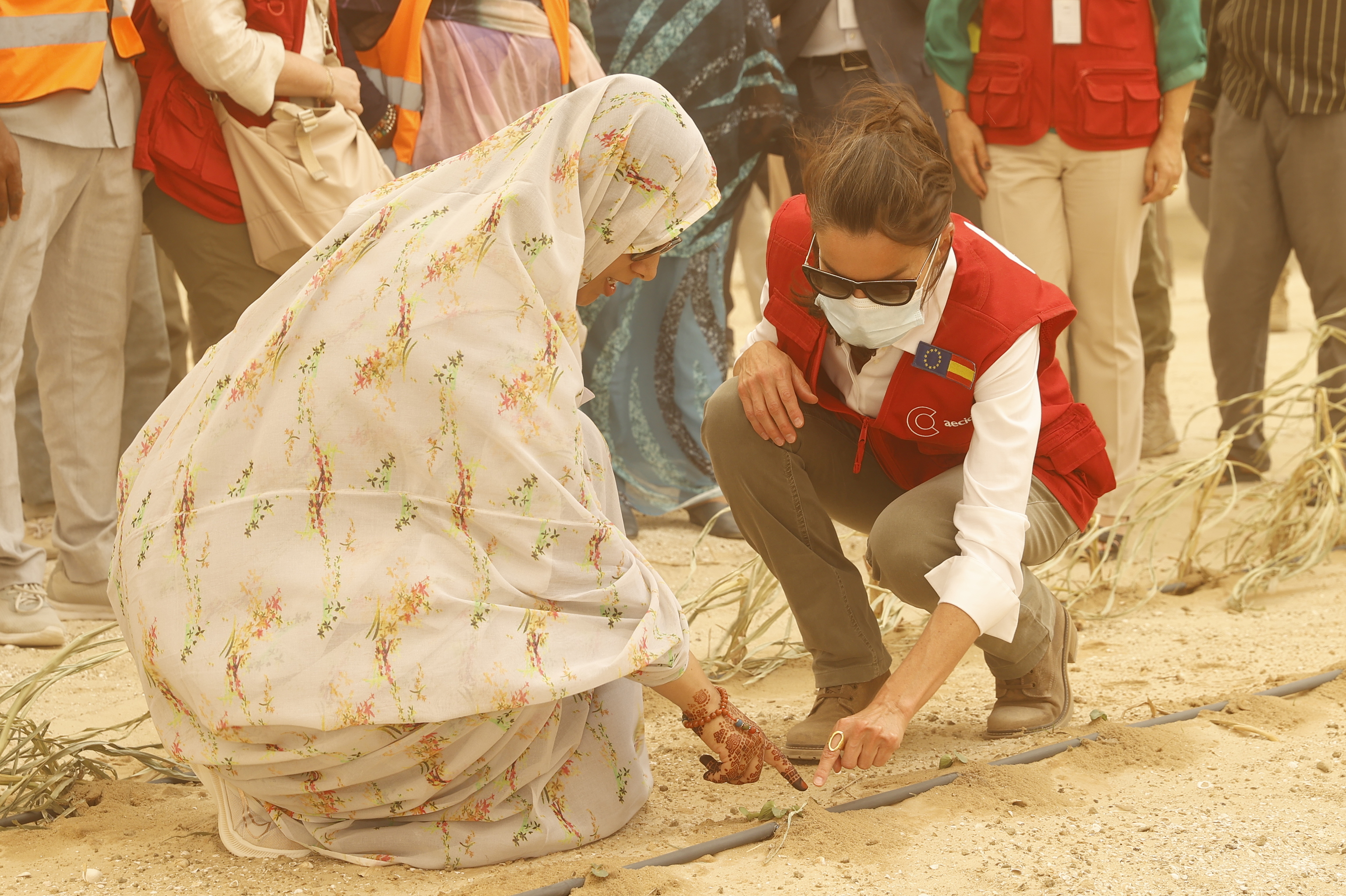Letizia avec une femme locale dans un verger en Mauritanie.