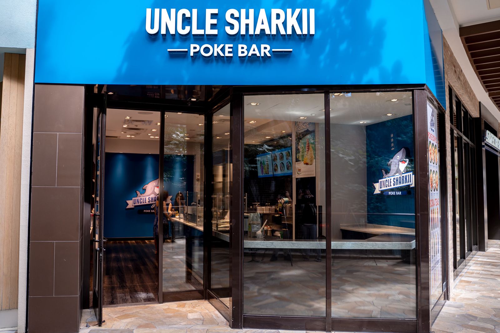 L'essence du poke hawaïen stimulée par un entrepreneur hawaïen local à l'oncle Sharkii Poke Bar L'essence du poke hawaïen stimulée par un entrepreneur hawaïen local à l'oncle Sharkii Poke Bar