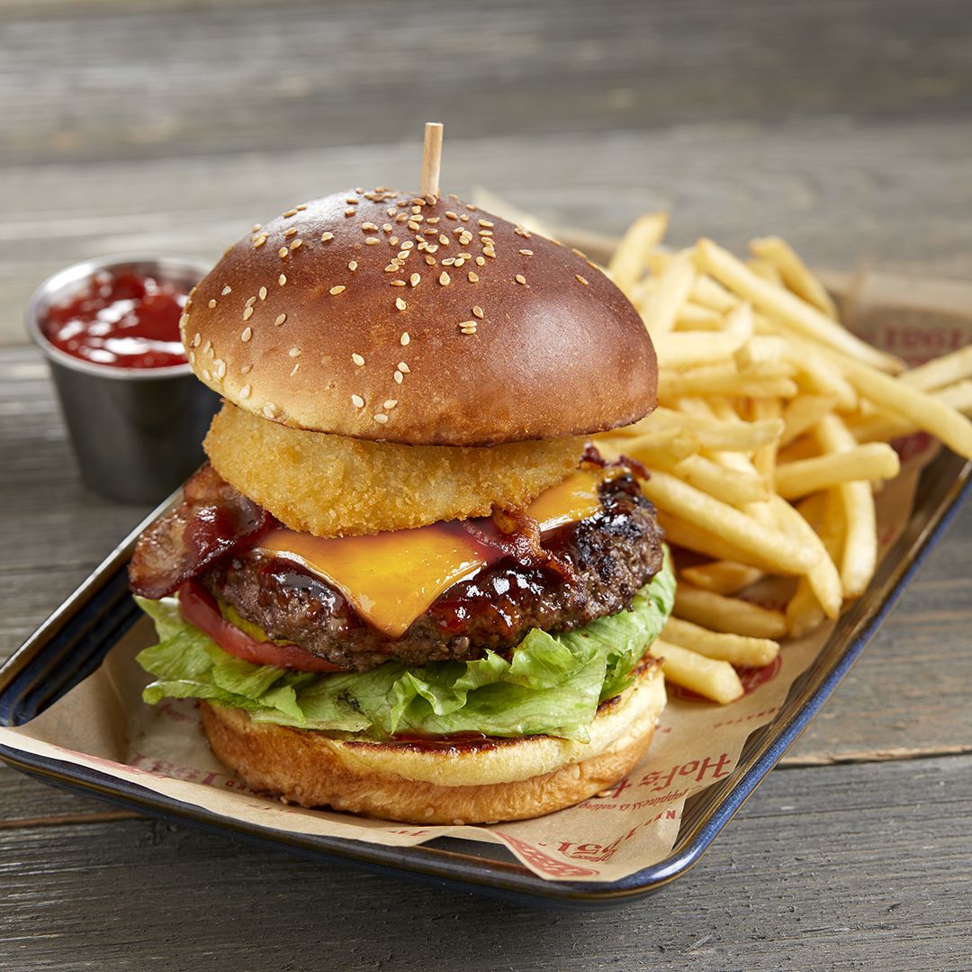 Hof's Hut BBQ Bacon Cheeseburger Hof's Hut soutient les clubs garçons et filles du sud de la Californie avec des collectes de fonds estivales pour de nouveaux sacs à dos pour enfants