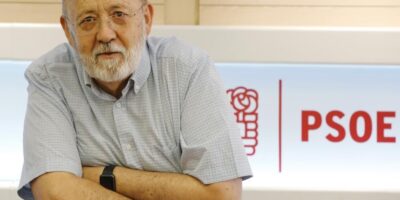 Tezanos ne tarit pas d&rsquo;éloges dans son livre sur Sánchez : il est passé d&rsquo;un « cliché négatif » à des « sympathies ferventes »