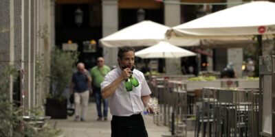 La Plaza Mayor devient le parking de l&rsquo;OTAN : les terrasses sont interdites à partir de 17h00 afin que les voitures des délégations puissent stationner