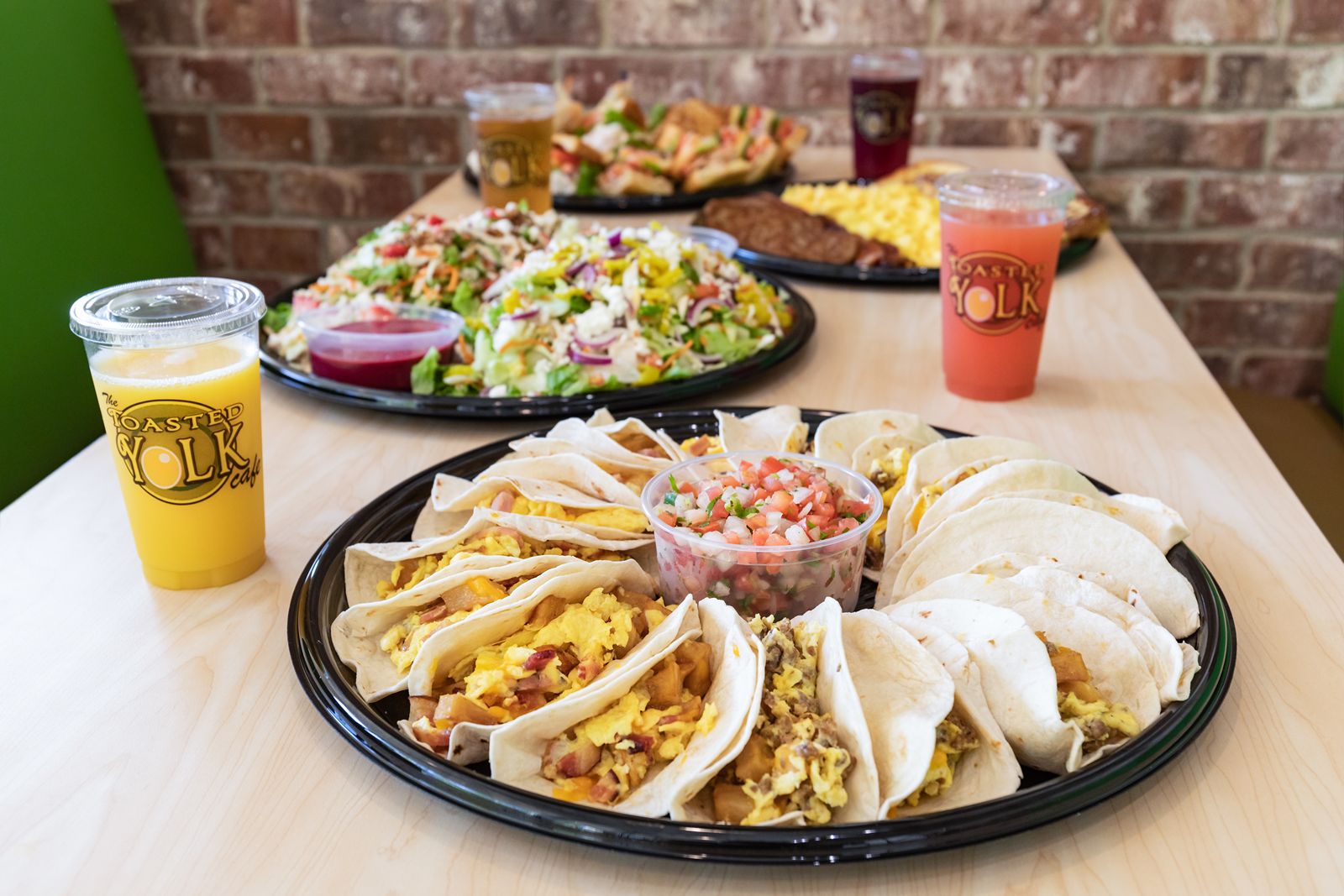 Le concept Sizzling Breakfast & Lunch fait appel à quatre franchisés multi-unités expérimentés pour les marchés de l'Ohio, de la Floride, de la Louisiane, du Mississippi et du nouveau Texas