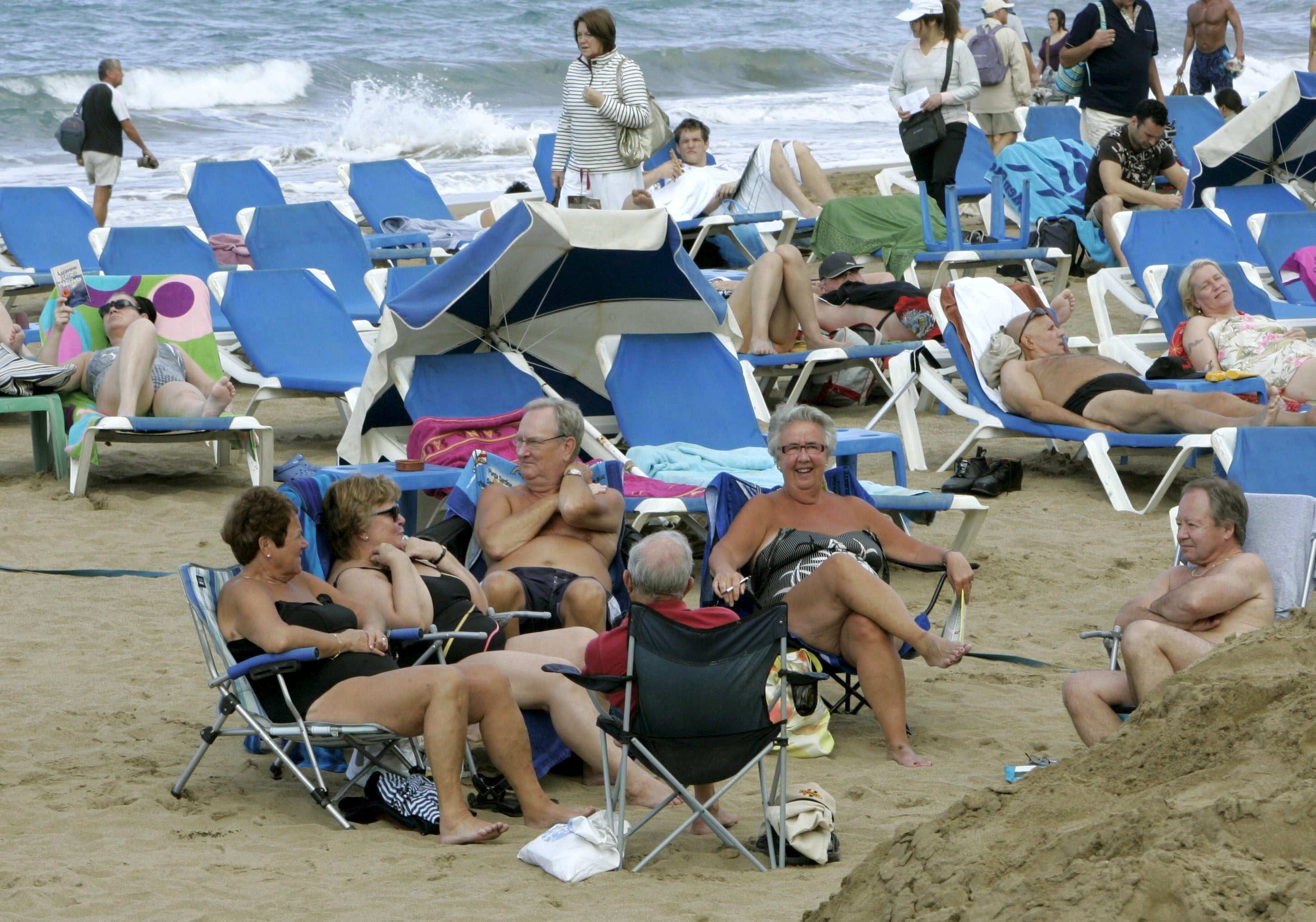 Plusieurs touristes profitent des températures agréables sur la plage de Las Canteras à Las Palmas de Gran Canaria, après la récente tempête qui a frappé l'Archipi