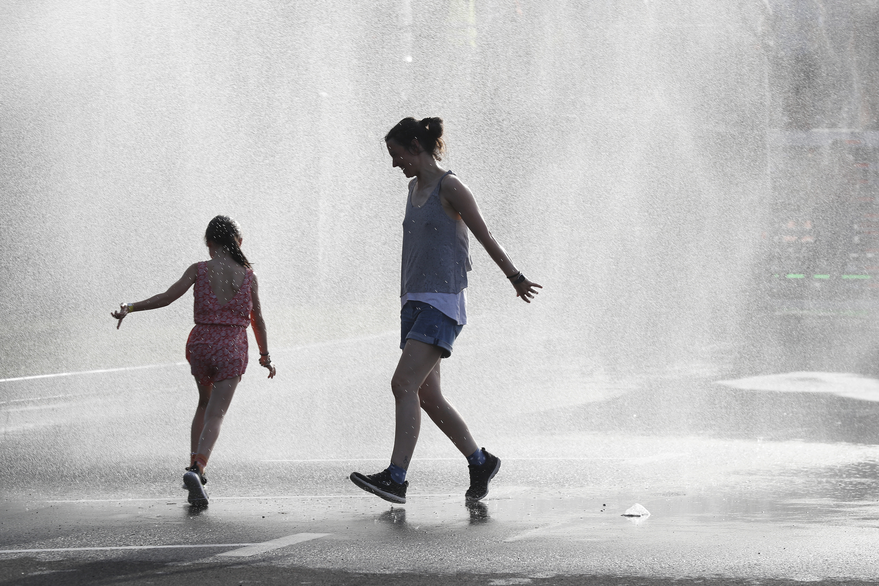 Une jeune fille et une fille