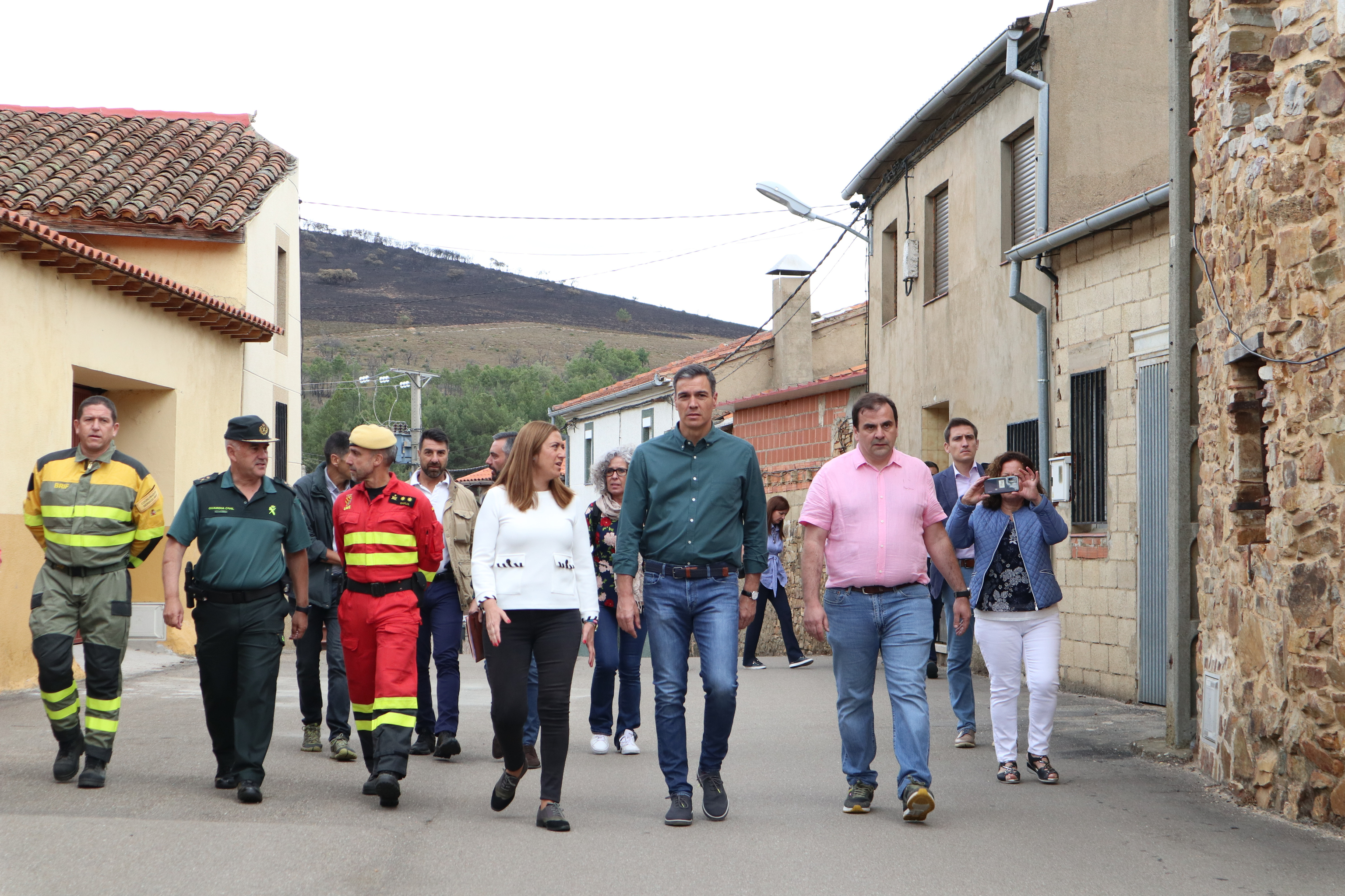 Pedro Sánchez, lors de sa visite à la ville de Zamora d'Otero de Bodas, touchée par l'incendie.