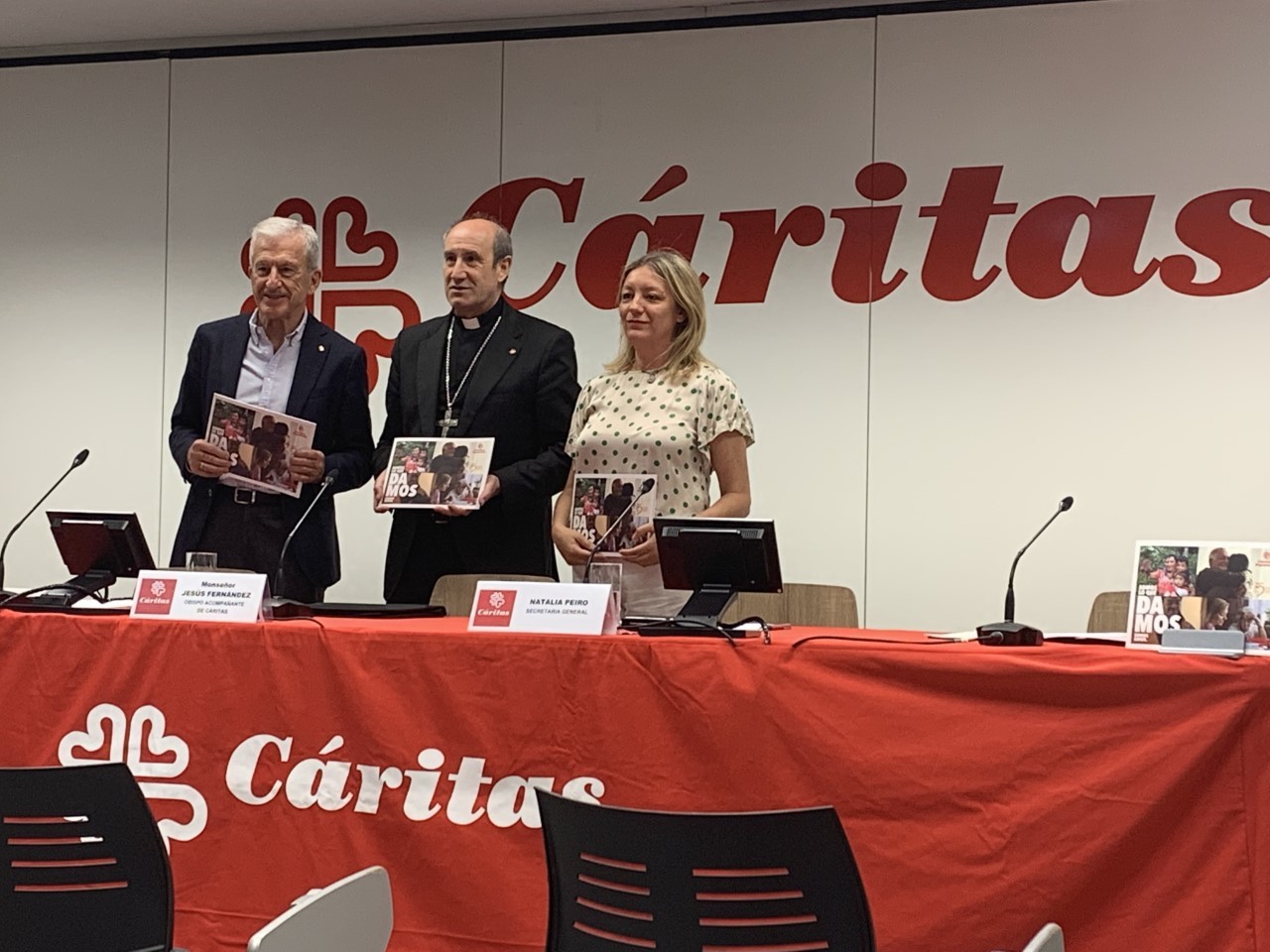 Le président, le secrétaire général et un évêque lors de la présentation