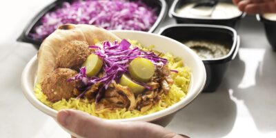 Découvrez, régalez et partagez les célèbres falafels croustillants de Naf Naf Middle Eastern Grill
