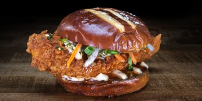 Dites Aloha au nouveau sandwich au poulet chaud d&rsquo;Honolulu de Dog Haus