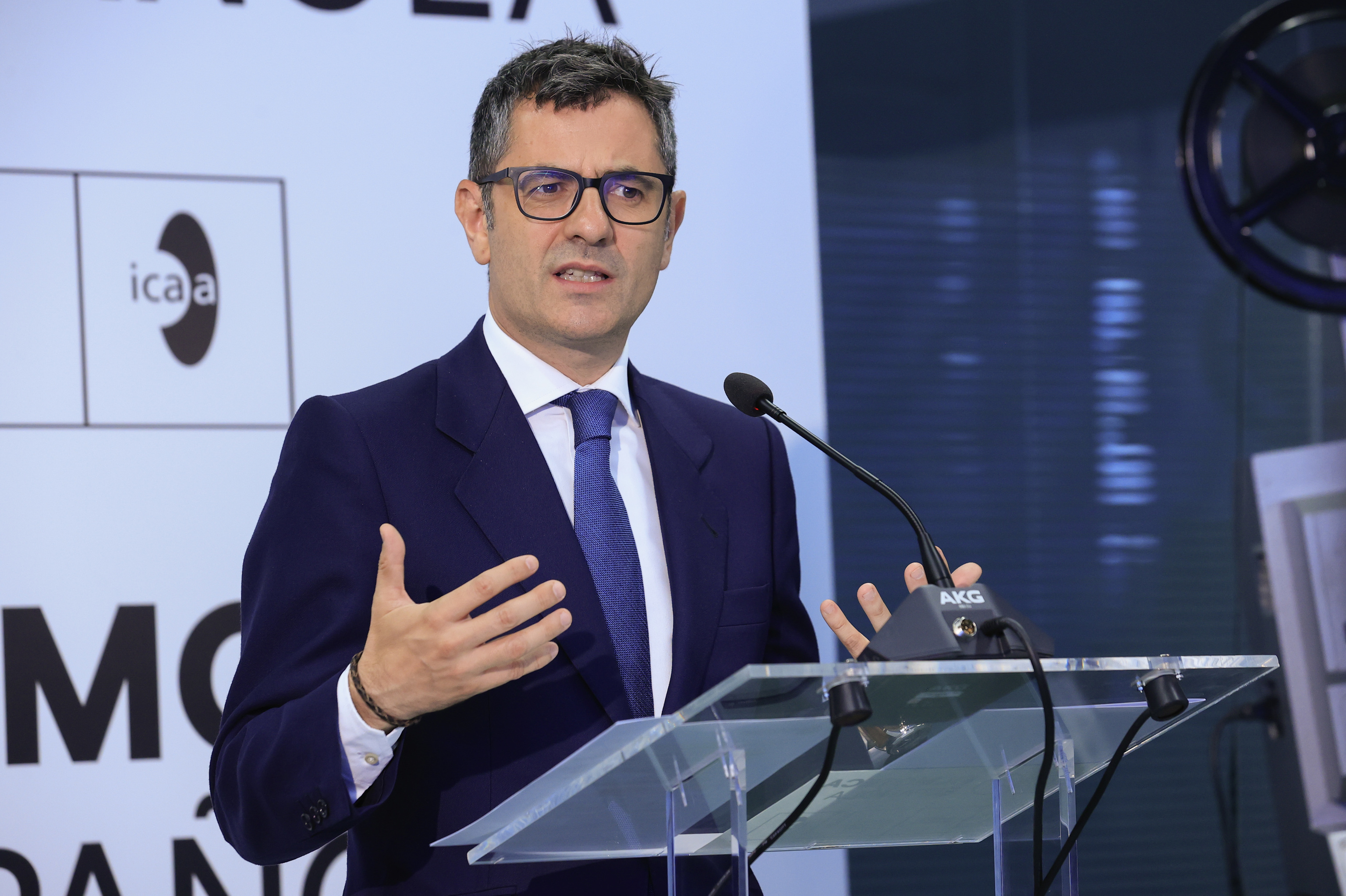 Le Ministre de la Présidence, F