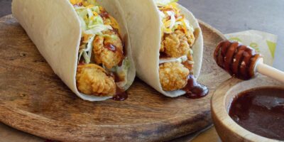 En selle pour le nouveau taco au poulet frit au barbecue au miel chez Taco John&rsquo;s