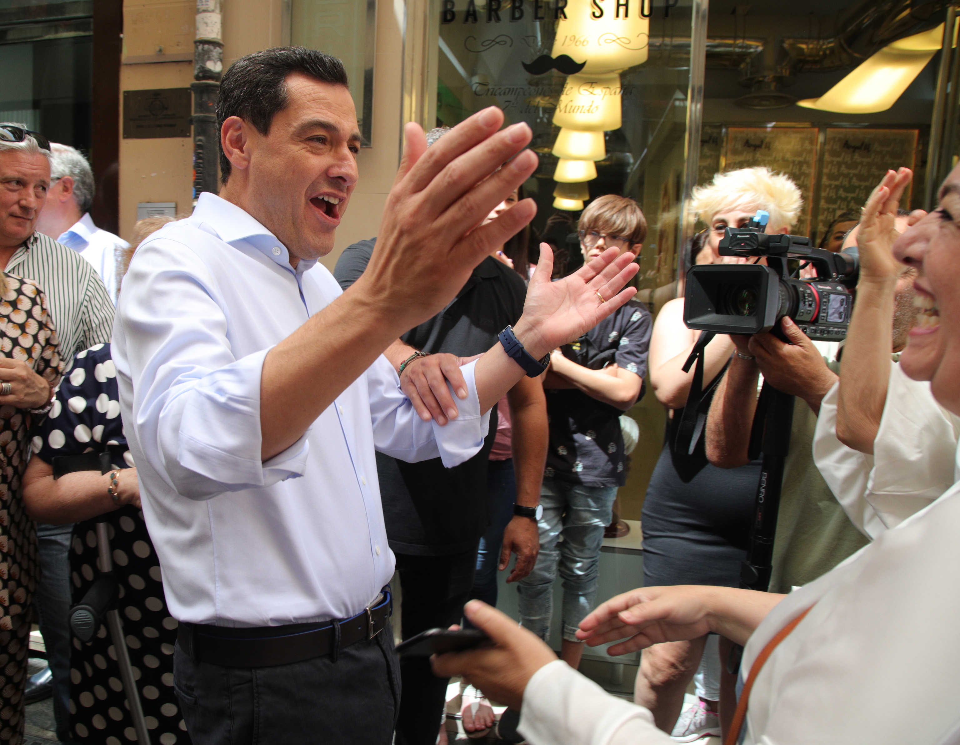 La présidente andalouse et candidate du PP, Juanma Moreno, a salué hier avec effusion plusieurs femmes dans la ville de Grenade.