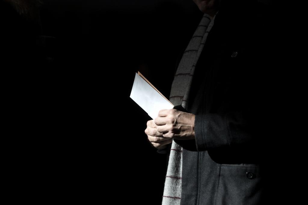 Un électeur avec un bulletin de vote dans le