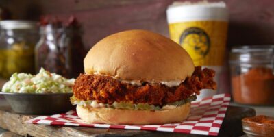 Golden Chick prolonge l&rsquo;irrésistible sandwich au poulet chaud de Nashville tout au long de l&rsquo;été