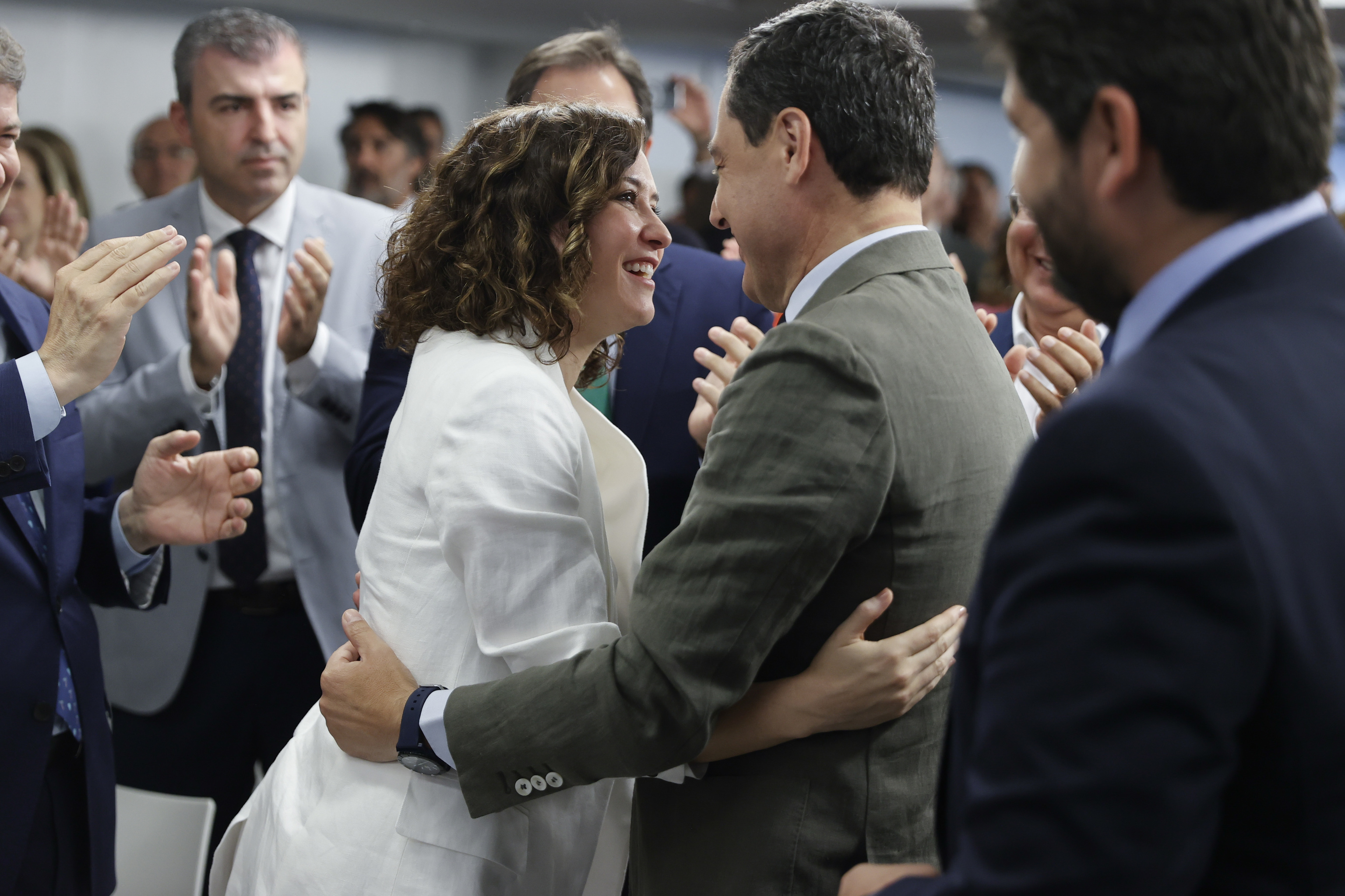 Ayuso félicite Moreno aujourd'hui au siège du PP.