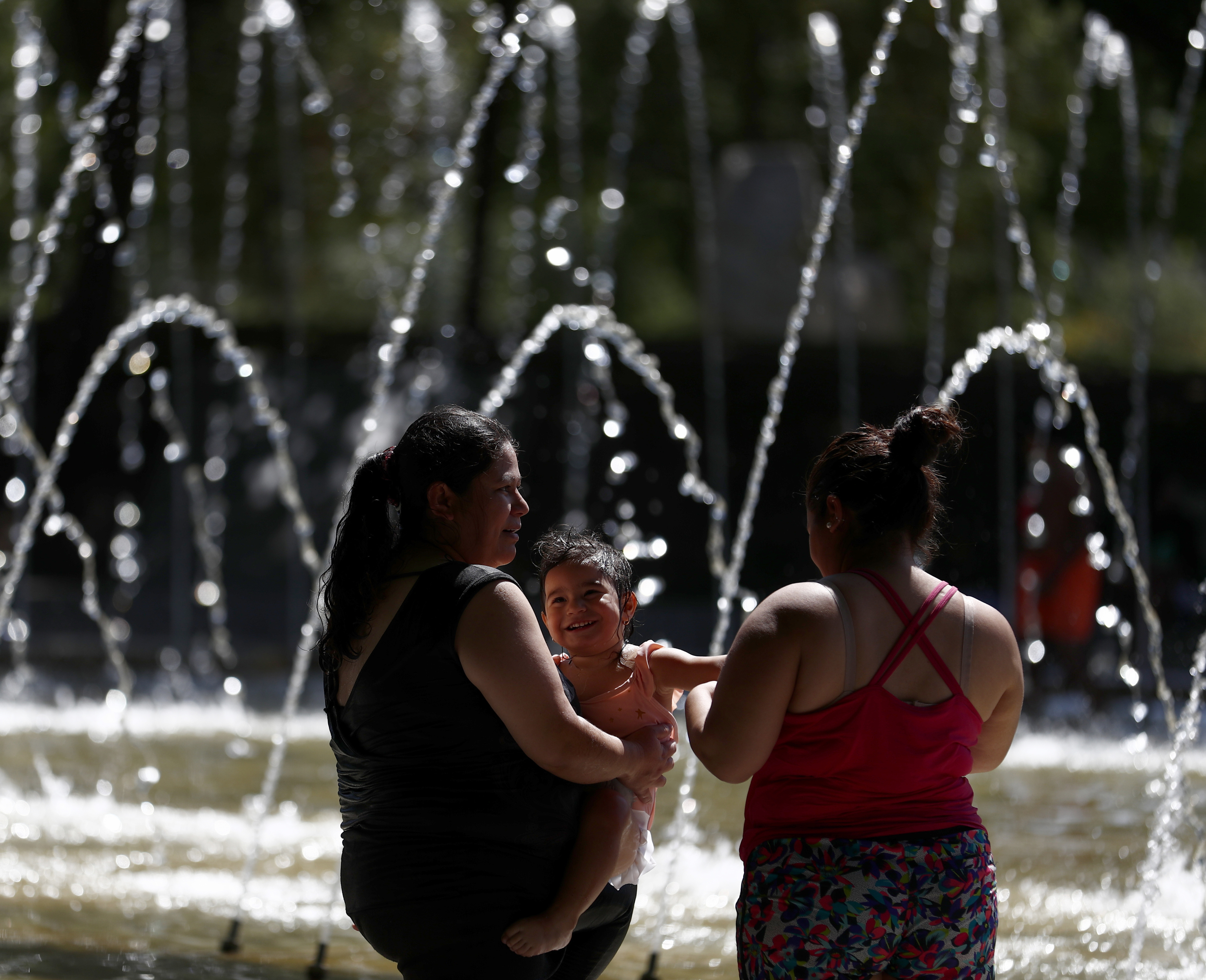 Certaines personnes se rafraîchissent à Madrid R