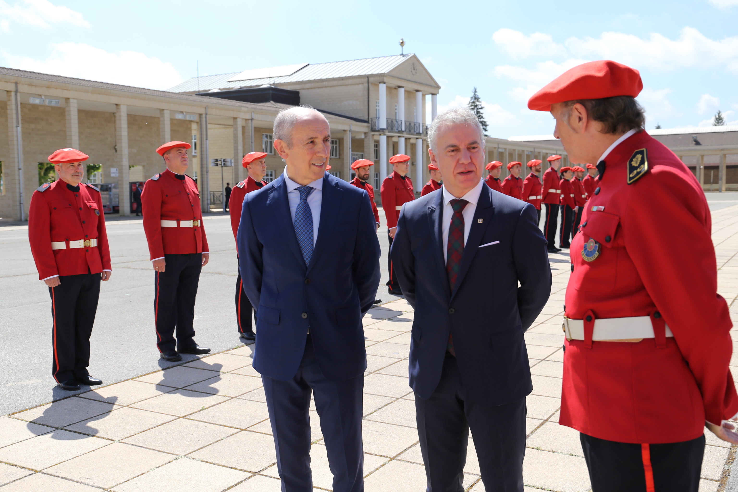 Le conseiller de l'Ertzaintza Erkoreka avec le lehendakari Urkullu et le chef de la police Bujanda à Arkaute.