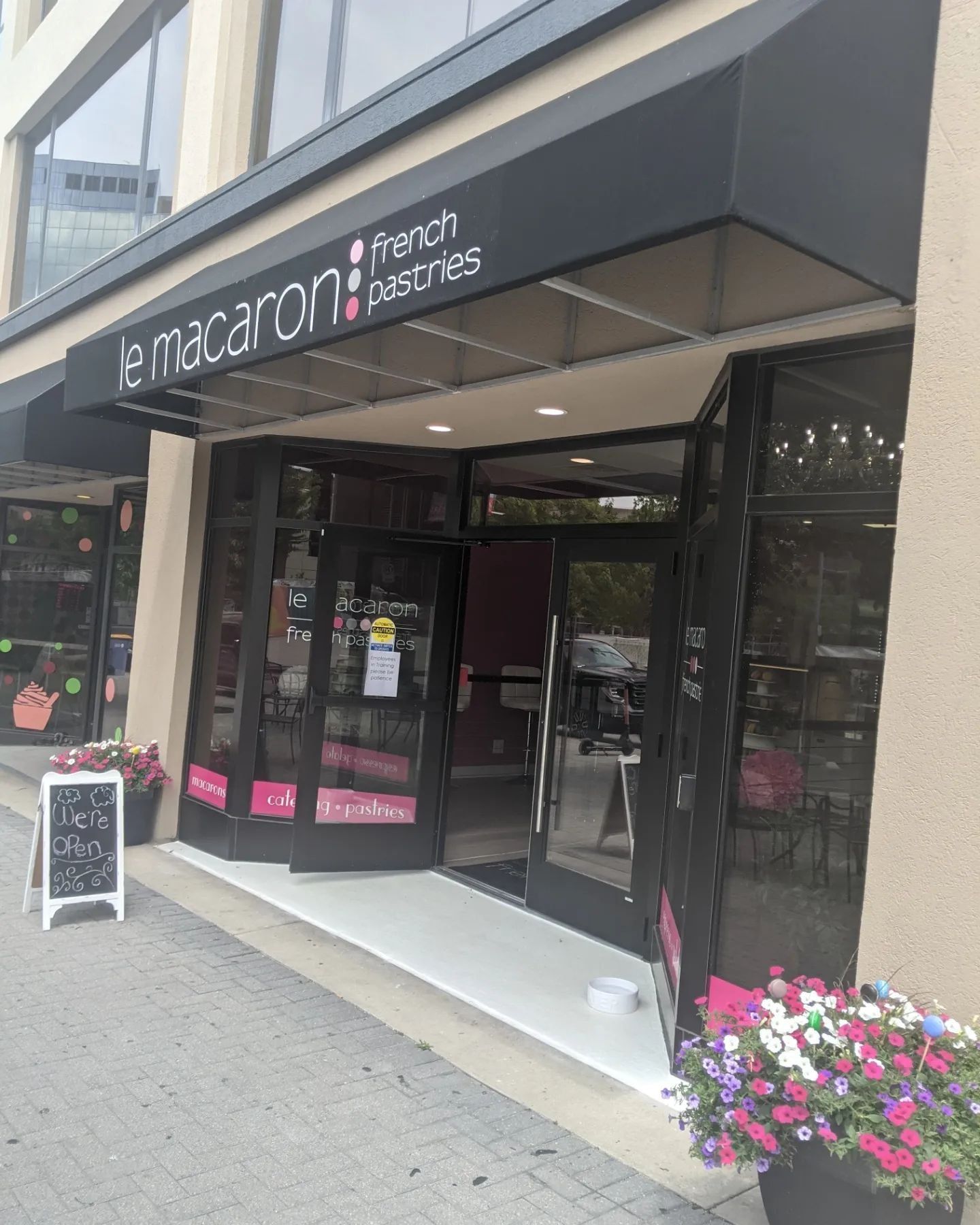 le-macaron-french-pastries-reste-le-numero-1-de-la-jpg