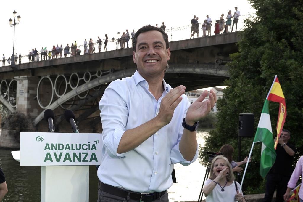 Juanma Moreno, ce vendredi lors du dernier rassemblement de la campagne.