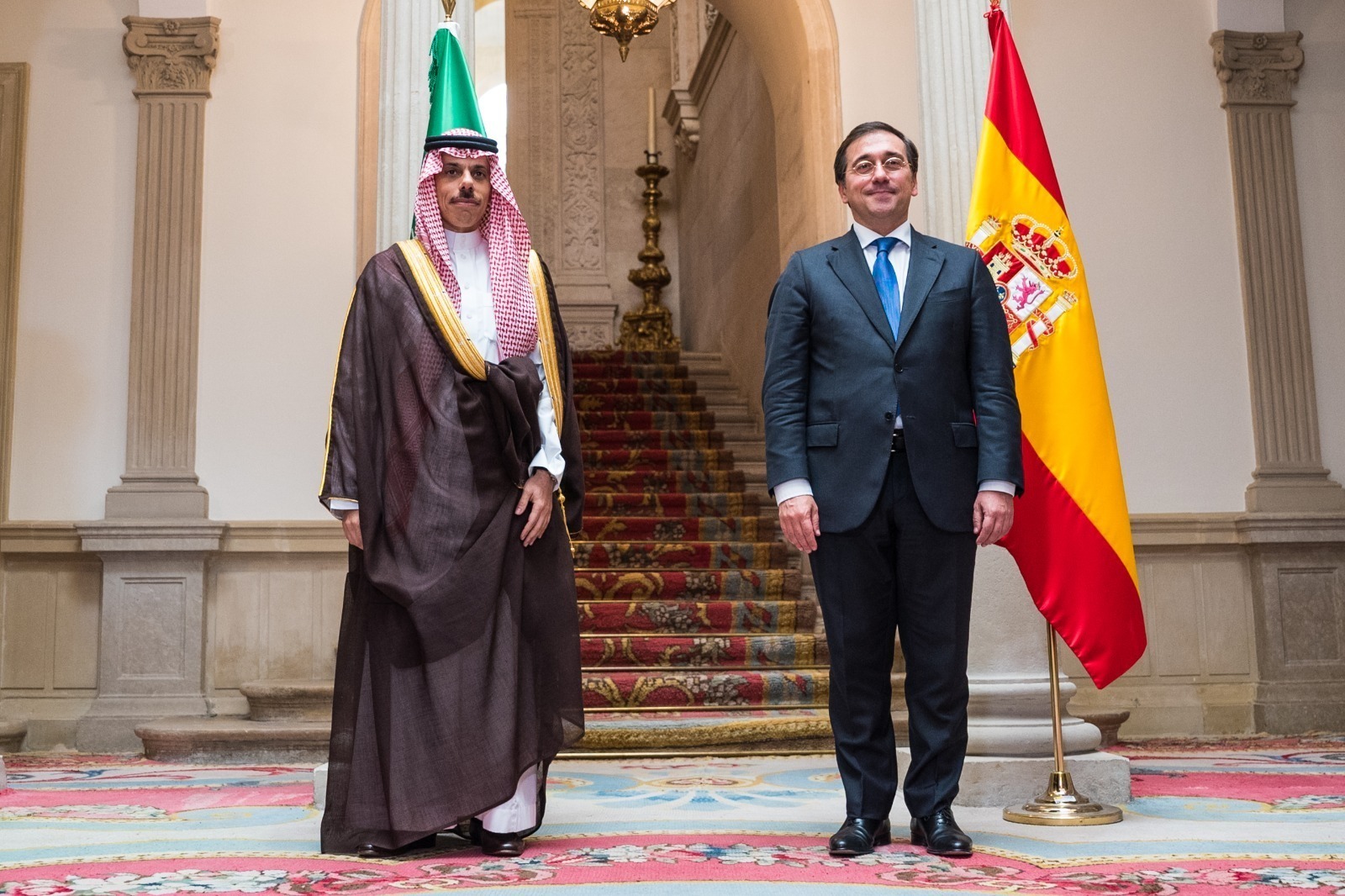 Le ministre des Affaires étrangères, José Manuel Albares, avec son homologue saoudien, Faisal bin Farhan Al Saud.