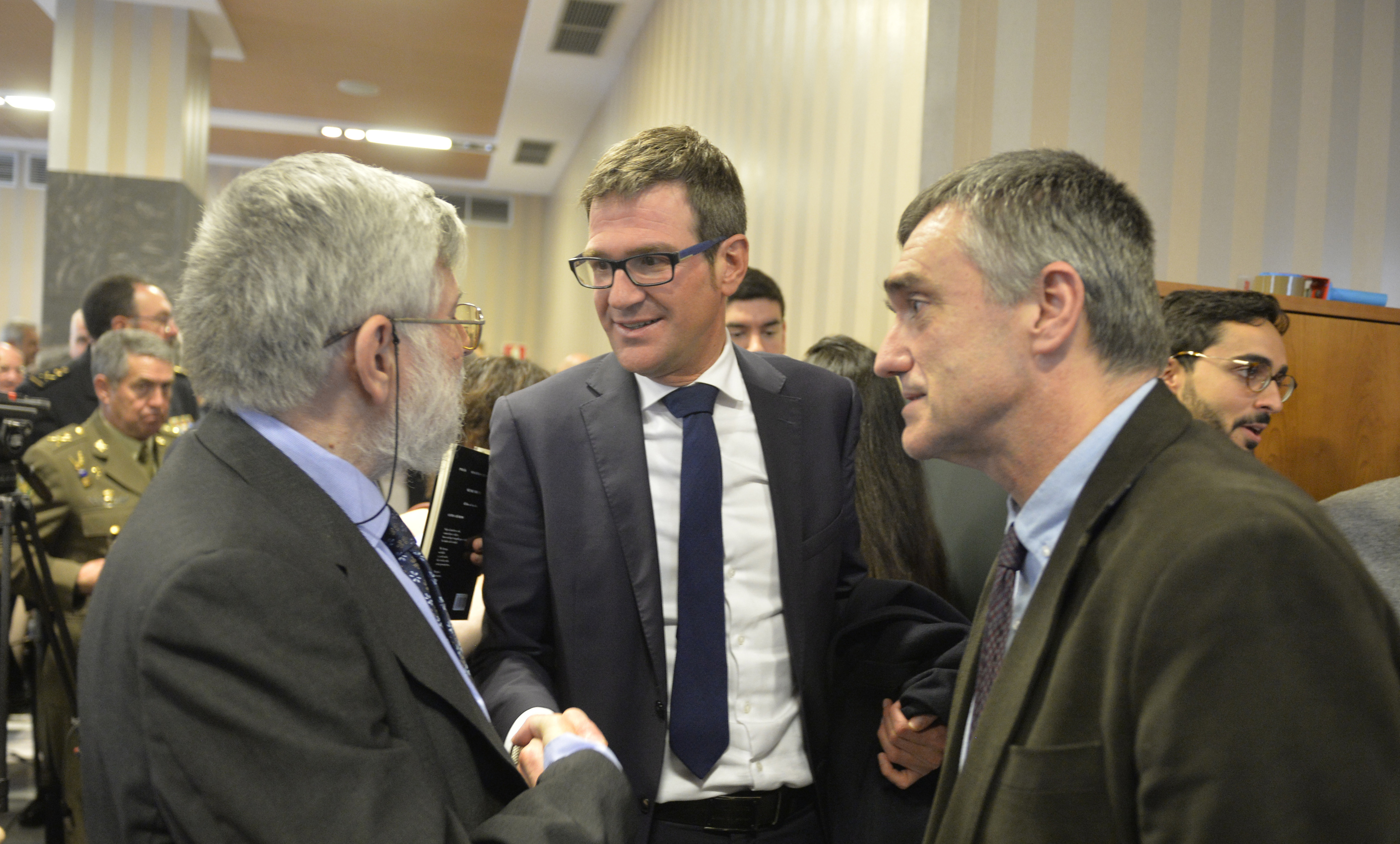Le maire Gorka Urtaran avec Florencio Domínguez et Jonan Fernández au Terrorism Memorial Center de Vitoria.