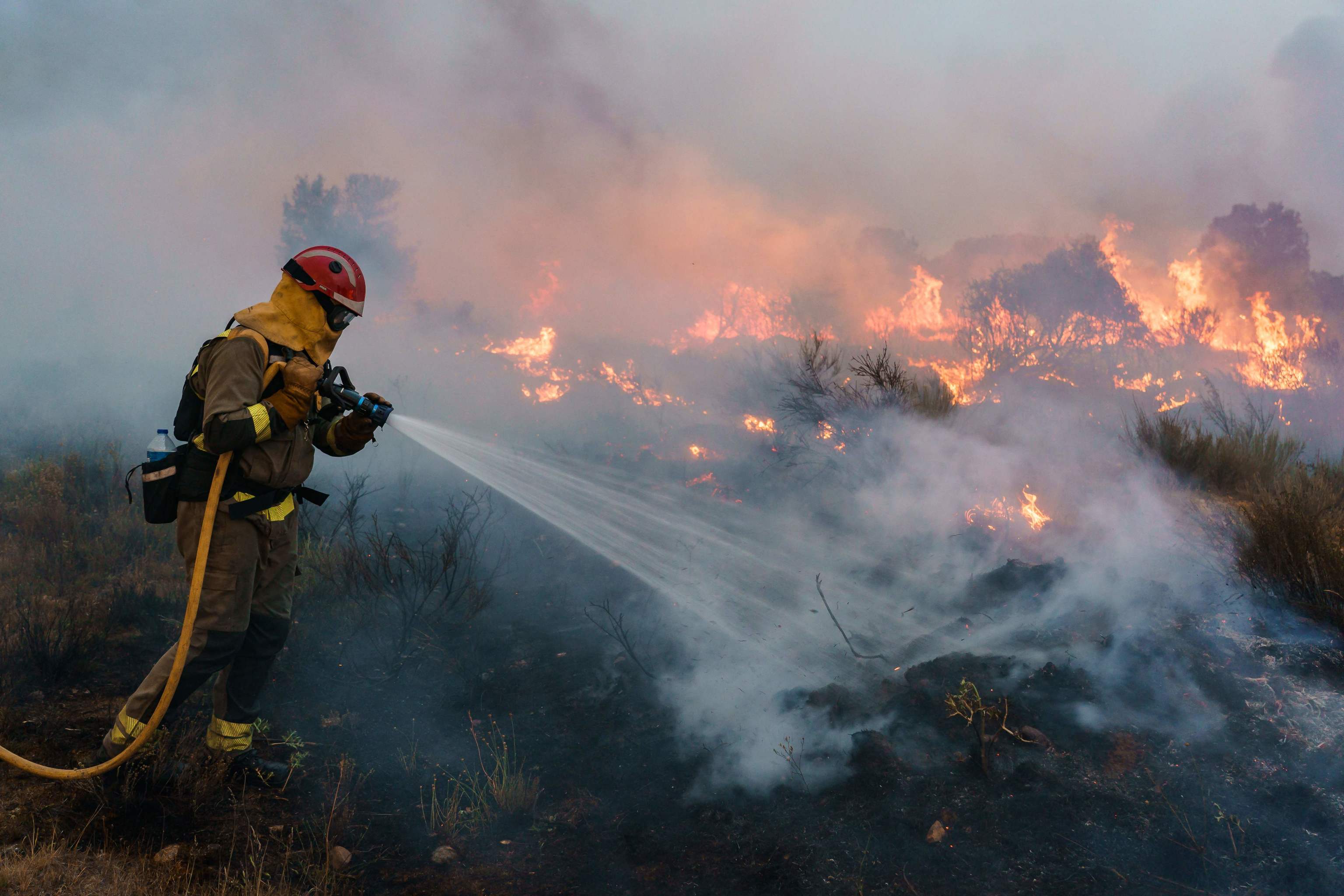 Un pompier éteint les flammes à Pumarejo de Tera, Zamora, près du Portugal.