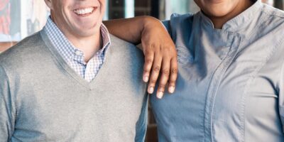 Les experts de l&rsquo;industrie de la restauration stimulent le changement social grâce à un modèle axé sur la mission – Roots Chicken Shak