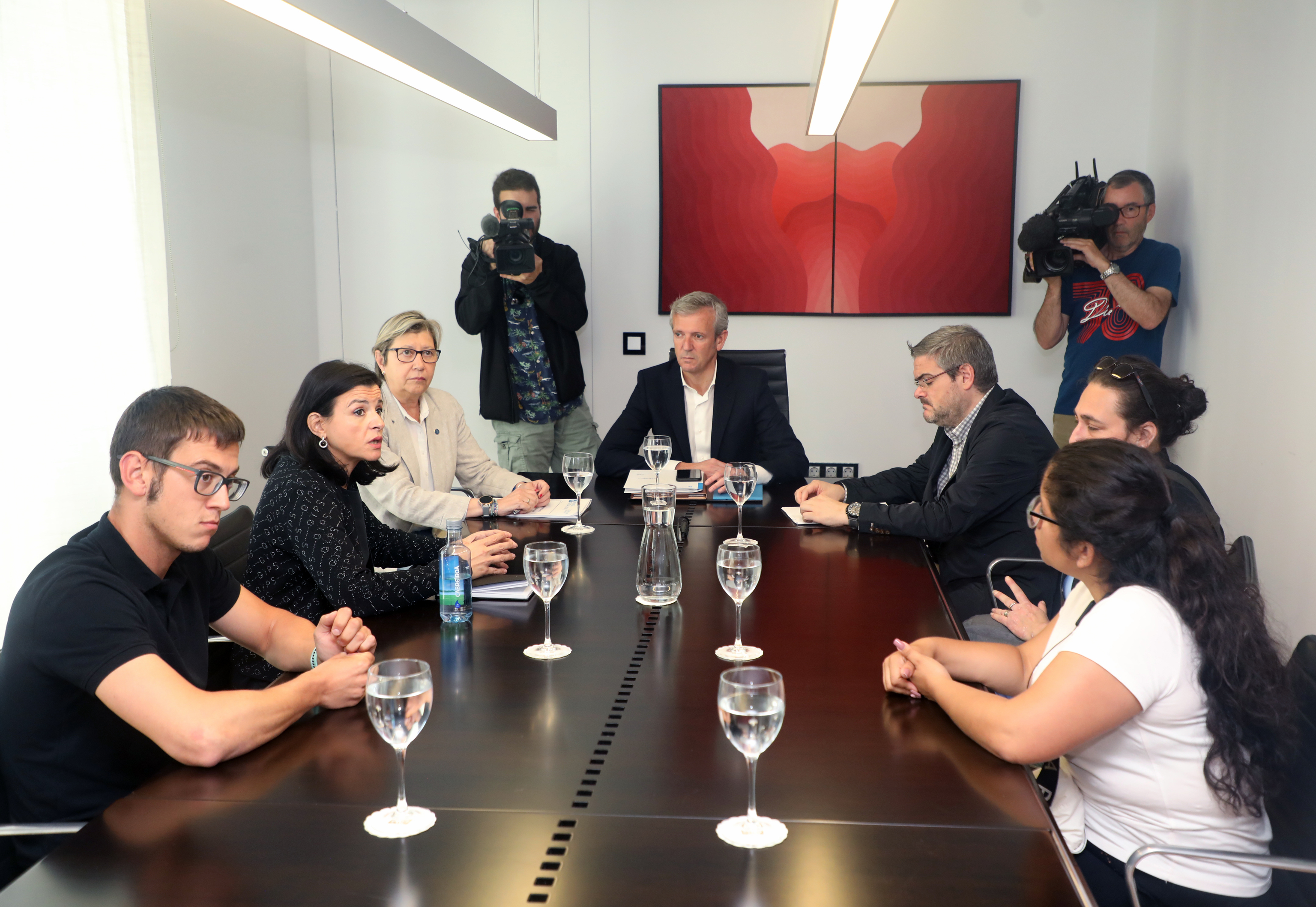 Le président de la Xunta, Alfonso Rueda (c), avec des représentants des familles des marins morts dans le naufrage de la Villa de Pitanxo.