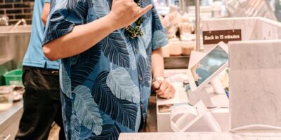 L&rsquo;essence du poke hawaïen stimulée par un entrepreneur hawaïen local à l&rsquo;oncle Sharkii Poke Bar